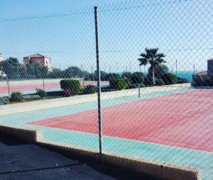 einen Tennisplatz mit einem Netz auf einem Tennisplatz in der Unterkunft La Perle Marine in Fleury