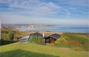 una casa su una collina con vista sull'acqua di Cozy Home In Hejls With Wifi a Hejls