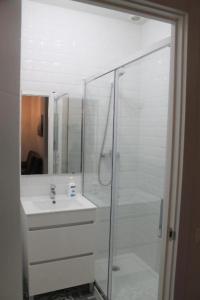 y baño con ducha acristalada y lavamanos. en Apartamento Nuncio Viejo by Toledo AP, en Toledo