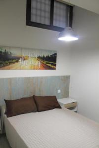 1 dormitorio con 1 cama y una foto en la pared en Apartamento Nuncio Viejo by Toledo AP en Toledo