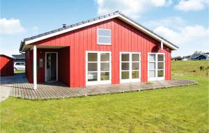 ノーポにあるAwesome Home In Nordborg With 3 Bedrooms, Sauna And Wifiの野原の赤い家