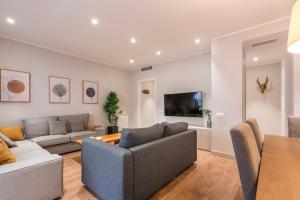 a living room with two couches and a tv at Apartamento Sarria-Sant Gervasi in Barcelona