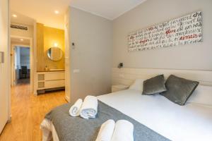 a bedroom with a bed with two towels on it at Apartamento Sarria-Sant Gervasi in Barcelona