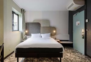 a hotel room with a bed and a window at B&B HOTEL Rouen Centre Rive Gauche in Rouen