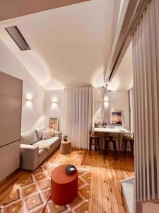 a living room with a couch and a table at Joli duplex, coeur du Pouliguen in Le Pouliguen