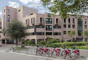 un edificio con bicicletas estacionadas frente a él en B&B HOTEL Rouen Centre Rive Gauche en Ruan