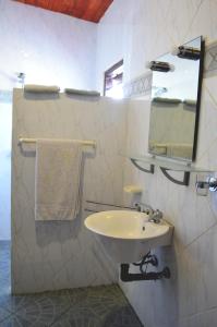 Ένα μπάνιο στο Beach Villa Yang near Hikkaduwa, with Pool and Cook - Semi-detached House