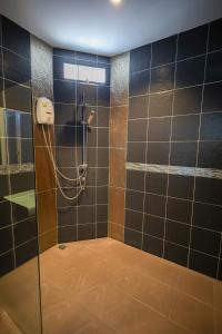 Bathroom sa KARON STUDIO APARTMENT