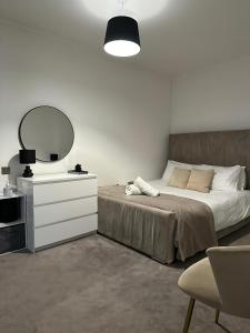 Tempat tidur dalam kamar di Beautiful 1-Bed Apartment in Birmingham - Solihull