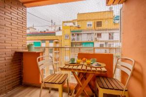 einen Tisch und Stühle auf einem Balkon mit Aussicht in der Unterkunft Apartamento vive Patraix in Valencia
