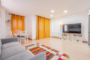 ein Wohnzimmer mit einem Sofa und einem Tisch in der Unterkunft Apartamento vive Patraix in Valencia