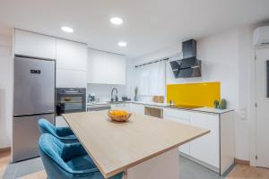 eine Küche mit einem Tisch und einer Obstschale darauf in der Unterkunft Apartamento vive Patraix in Valencia