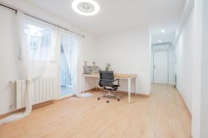 ein leeres Büro mit einem Schreibtisch und einem Stuhl in der Unterkunft Apartamento vive Patraix in Valencia