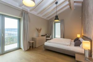 Postel nebo postele na pokoji v ubytování Villa Akazija + 32 fotografií