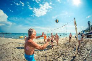 un grupo de personas jugando al voleibol en la playa en Marina View Fort Beach, en Sveti Vlas