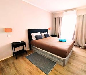 1 dormitorio con 1 cama grande en una habitación en Appartement Praia da Rocha, en Portimão