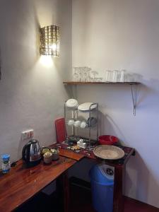 una cucina con tavolo in legno e piano di lavoro di Babalao Villa a Paje