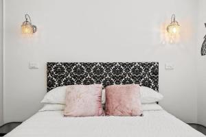 een slaapkamer met een bed met 2 roze kussens bij Convenient Apartment in heart of Carlton in Melbourne