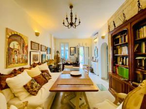 Douar el Hafey的住宿－Dar Zahra - Sidi Bou Said，客厅配有沙发和桌子