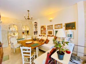 Douar el Hafey的住宿－Dar Zahra - Sidi Bou Said，客厅配有白色的沙发和桌子