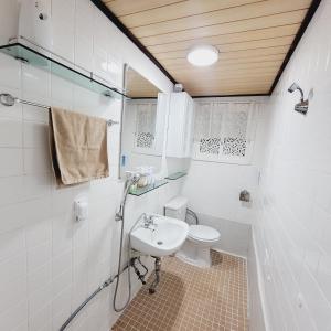 Cozy Private Home Newly Renovated في سول: حمام مع حوض ومرحاض