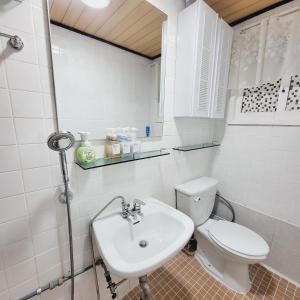 uma casa de banho branca com um WC e um lavatório em Cozy Private Home Newly Renovated em Seul
