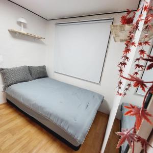 เตียงในห้องที่ Cozy Private Home Newly Renovated