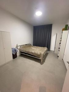 Giường trong phòng chung tại Al jada apartment Sharjah