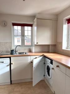 A kitchen or kitchenette at Bright flat Chichester