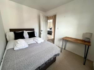 A bed or beds in a room at Bright flat Chichester
