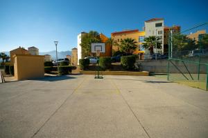 - un terrain de basket vide avec un panier de basket dans l'établissement Sunstay Casa de Sol Andalusi, à Alhaurín de la Torre