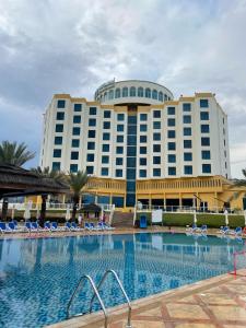 un gran hotel con una gran piscina frente a él en Oceanic Khorfakkan Resort & Spa, en Khor Fakkan