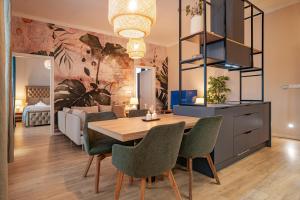 een eetkamer met een tafel en stoelen en een slaapkamer bij STING Residence Platan in Ostrava