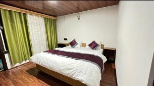 Pedong的住宿－Blue Pancy Homestay，一间卧室配有一张带绿色窗帘的大床