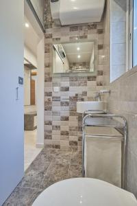 W łazience znajduje się wanna, umywalka i lustro. w obiekcie Comfort Lounge Loft - W/1BR w mieście Sliema