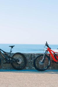 - deux vélos garés l'un à côté de l'autre à côté de l'océan dans l'établissement Just Like Home - Moledo Shoreline, à Moledo