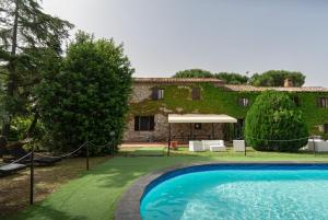 an external view of a house with a swimming pool at Agriturismo La Pineta in Piana
