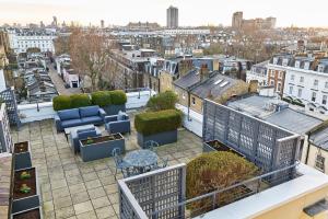 een balkon met uitzicht op de stad bij Cheval Hyde Park Gate in Londen