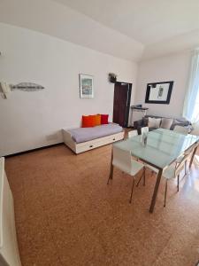 een woonkamer met een bank en een tafel bij Violetta Portofino by PortofinoVacanze in Rapallo