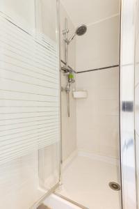 a bathroom with a shower with a glass door at Studio calme proche Paris avec terrasse privative et jacuzzi en option in Palaiseau