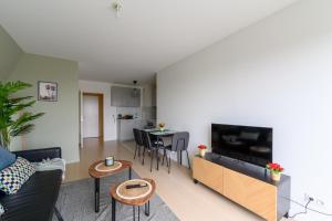 - un salon avec un canapé et une table dans l'établissement Urban Balcony - Avec parking à Villiers-sur-Marne, à Villiers-sur-Marne