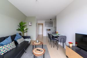 - un salon avec un canapé et une table dans l'établissement Urban Balcony - Avec parking à Villiers-sur-Marne, à Villiers-sur-Marne