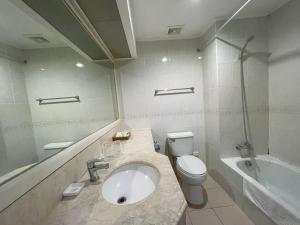 Koupelna v ubytování Golden Peak Hotel & Suites powered by Cocotel