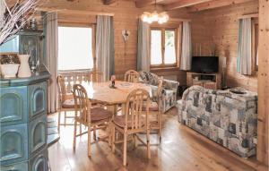 - une salle à manger avec une table, des chaises et un canapé dans l'établissement Stunning Home In Reisseck-kolbnitz With Kitchen, à Zandlach