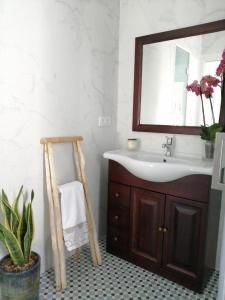 La salle de bains est pourvue d'un lavabo et d'un miroir. dans l'établissement Casa Salitre, à Boiro
