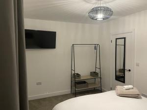 Holyhead central stay客房内的一张或多张床位