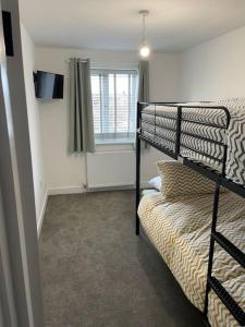 Holyhead central stay客房内的一张或多张床位