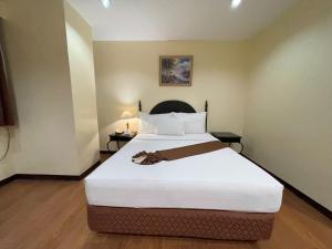 Postel nebo postele na pokoji v ubytování Golden Peak Hotel & Suites powered by Cocotel