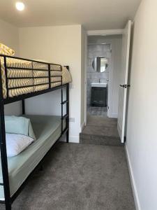 Holyhead central stay客房内的一张或多张床位