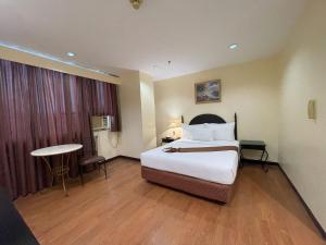 Postel nebo postele na pokoji v ubytování Golden Peak Hotel & Suites powered by Cocotel